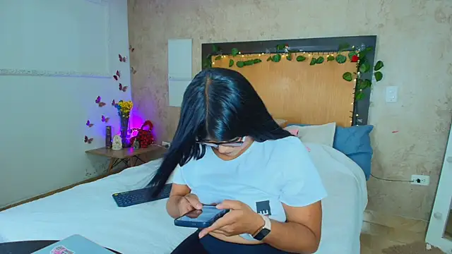 mialopez52 online show from July 17, 6:44 pm