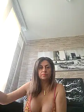 Latiinvenushot online show from April 28, 3:49 pm