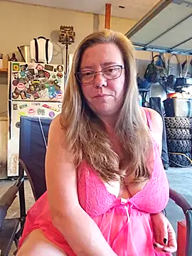 Snapshot of MsShelby40 chatting on October 4, 10:36 pm MsShelby40 online show from October 4, 10:36 pm