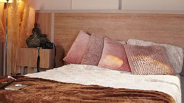 AliceShazaham  online show from February 1, 7:07 am