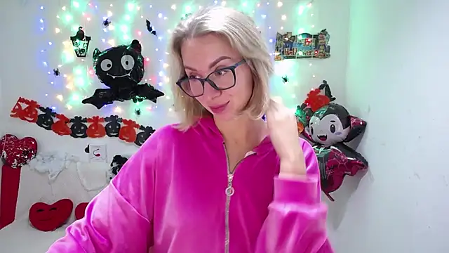 Snapshot of VasilisaSii chatting on October 18, 8:06 am VasilisaSii online show from October 18, 8:06 am
