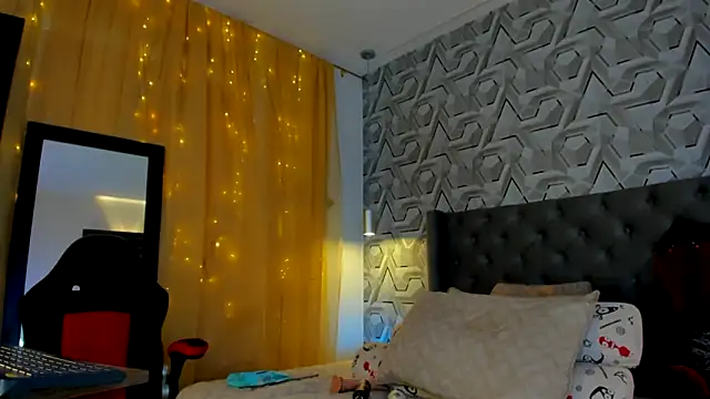 Snapshot of Sophiee_Hill chatting on September 12, 9:00 pm Sophiee Hill online show from September 12, 9:00 pm