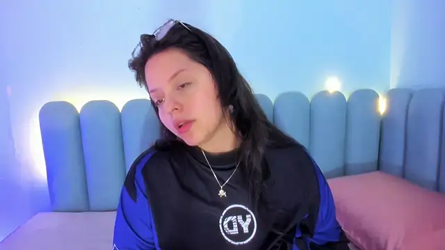 curvy rousi online show from March 18, 11:48 am