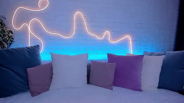 Snapshot of rossy_babe_ chatting on September 19, 12:31 am rossy babe online show from September 19, 12:31 am