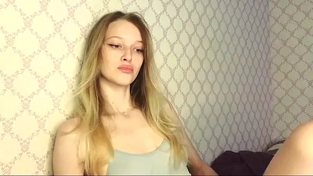 Evvie Summn1 online show from May 24, 3:11 pm