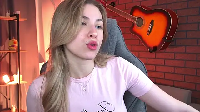 EllieCutes online show from May 2, 9:01 am