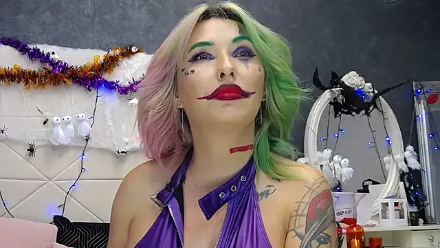 IssaSmith online show from October 31, 8:29 am