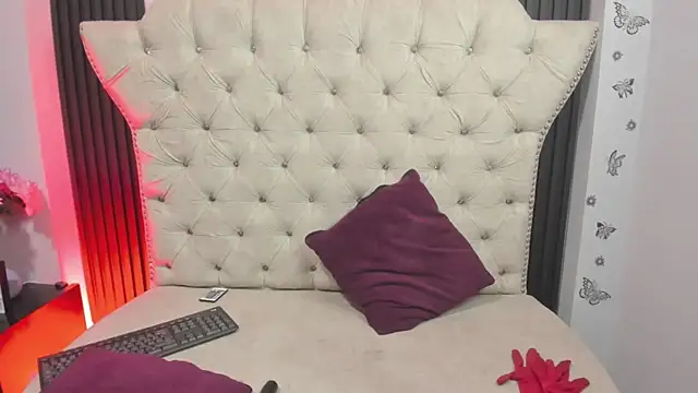 Snapshot of Sexy_cristall_ chatting on September 13, 12:40 am Sexy cristall online show from September 13, 12:40 am