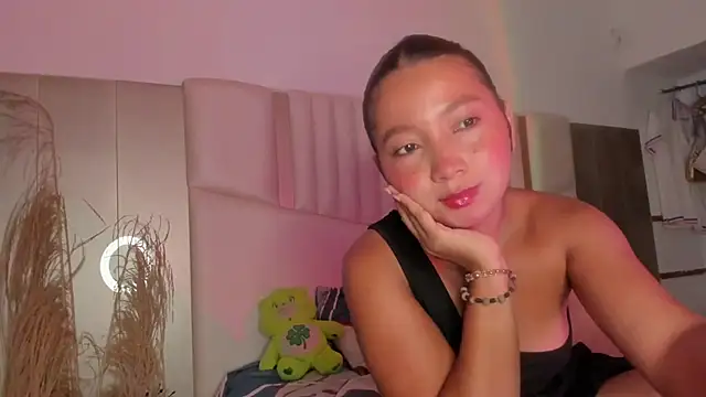 Snapshot of queen_angelique chatting on October 14, 2:25 am queen angelique online show from October 14, 2:25 am