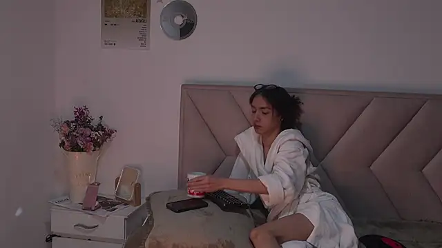 Bonnieshyy online show from May 15, 3:43 am