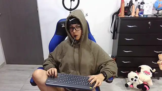 thomascooper7 online show from June 9, 1:38 am