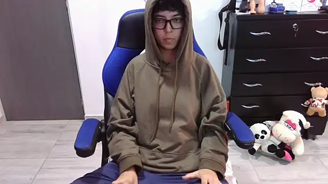 thomascooper7 online show from December 18, 8:57 pm