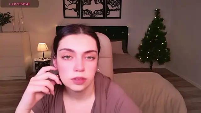 DaniellaLovely online show from December 18, 11:15 am