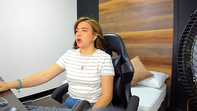 Snapshot of alma_fenix chatting on September 20, 6:50 pm alma fenix online show from September 20, 6:50 pm