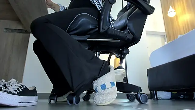 alma fenix online show from December 18, 1:05 pm