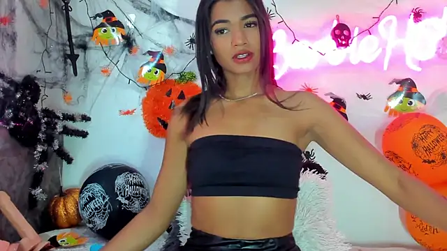 Snapshot of BarbieHotLaura chatting on October 21, 5:39 pm BarbieHotLaura online show from October 21, 5:39 pm