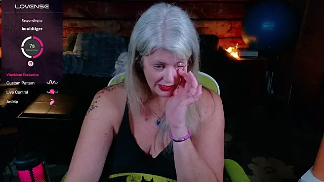 Snapshot of AliceHarlot chatting on October 14, 2:58 am AliceHarlot online show from October 14, 2:58 am