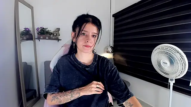 yenny garcia online show from August 1, 9:06 pm
