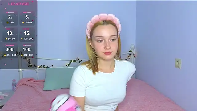 Wild Sophie  online show from September 25, 6:50 pm