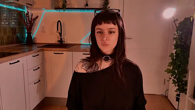 MichaellaMoon online show from May 6, 4:33 pm