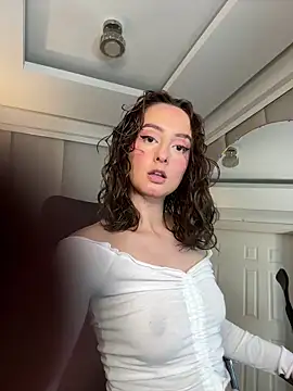 nicollefiorett online show from May 2, 11:52 pm