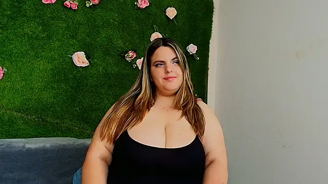 Huge Titties  online show from July 14, 7:51 pm