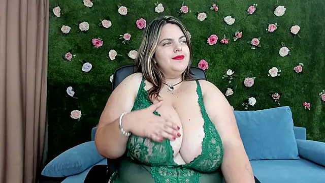 Huge Titties  online show from September 27, 7:21 pm