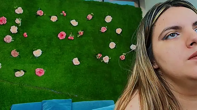 Huge Titties  online show from June 18, 2:55 pm