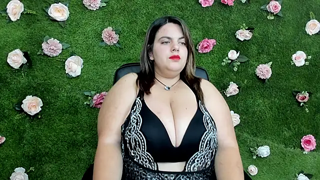 Huge Titties  online show from September 14, 7:12 pm