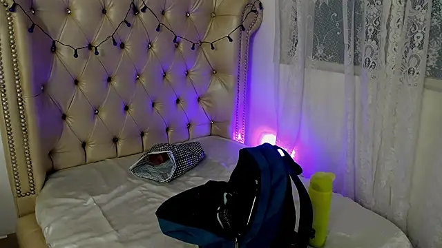 Snapshot of AlexaFoxy18 chatting on October 10, 7:24 am AlexaFoxy18 online show from October 10, 7:24 am