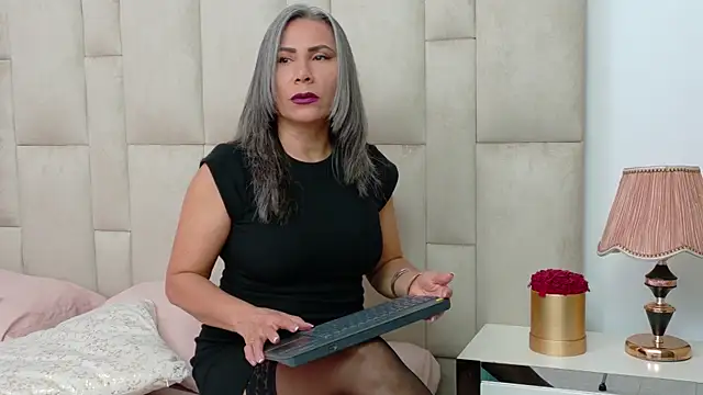 AmandaMartinez  online show from June 30, 1:10 pm