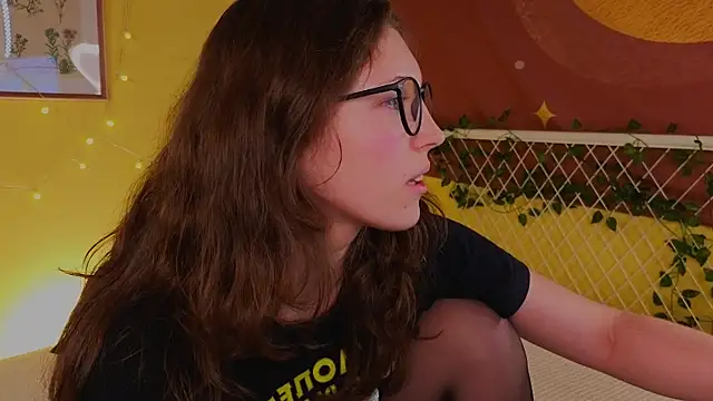 lea belle  online show from October 19, 6:10 pm