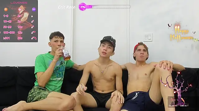 Snapshot of StrawwBoys chatting on October 19, 8:22 pm StrawwBoys online show from October 19, 8:22 pm