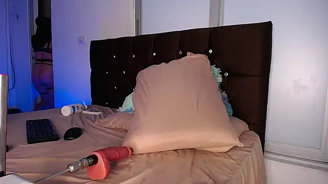 Sweet hot mia online show from March 18, 3:39 pm