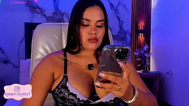 Jeen Taylor online show from March 11, 8:11 pm