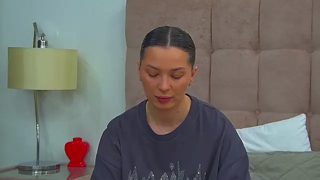 AlexandraBloom online show from March 15, 6:21 pm