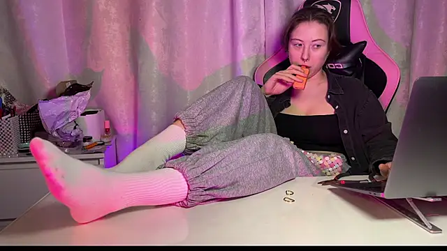 Snapshot of misswishh_ chatting on September 18, 8:51 pm misswishh  online show from September 18, 8:51 pm