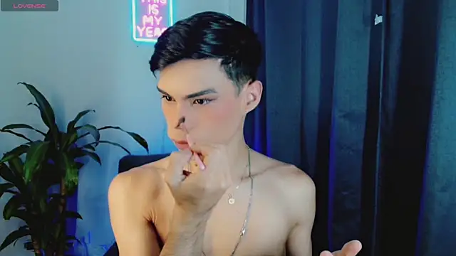 femboykeene online show from May 4, 10:46 pm