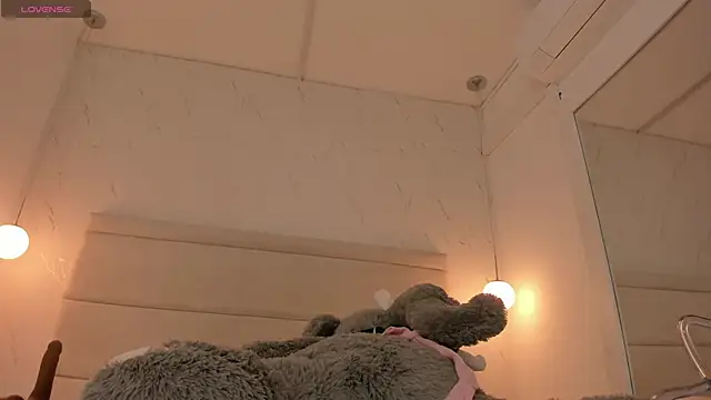 Mollymoon1 online show from December 22, 8:45 pm