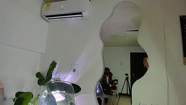 Milanxht online show from October 22, 9:20 pm