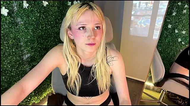 Snapshot of Cloe_five chatting on September 25, 8:39 pm Cloe five online show from September 25, 8:39 pm