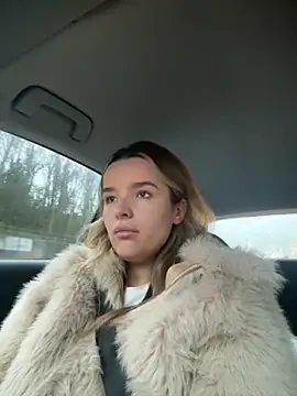 maisiesmithx online show from December 16, 8:42 am