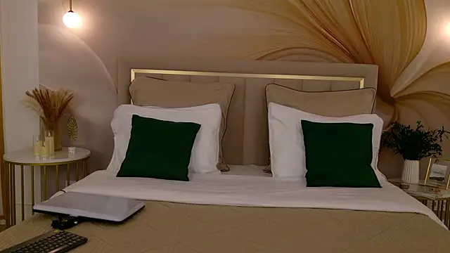 milaleoneli online show from July 25, 2:57 pm
