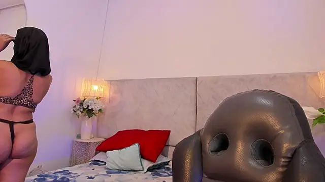 naomiii   online show from December 5, 1:01 pm