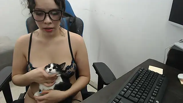 Yeimi360 online show from March 28, 8:36 am