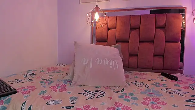 kristakinnky online show from November 13, 3:00 pm