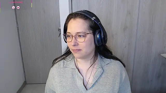 May Carlier online show from October 18, 8:10 pm