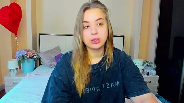 Snapshot of AlexissM chatting on October 12, 7:00 am AlexissM online show from October 12, 7:00 am