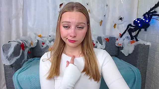 Snapshot of bellaa_love_ chatting on October 13, 1:30 am bellaa love online show from October 13, 1:30 am