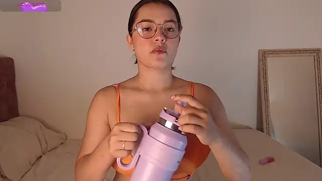 Snapshot of Lola_sweeet18 chatting on October 15, 1:03 pm Lola sweeet18 online show from October 15, 1:03 pm